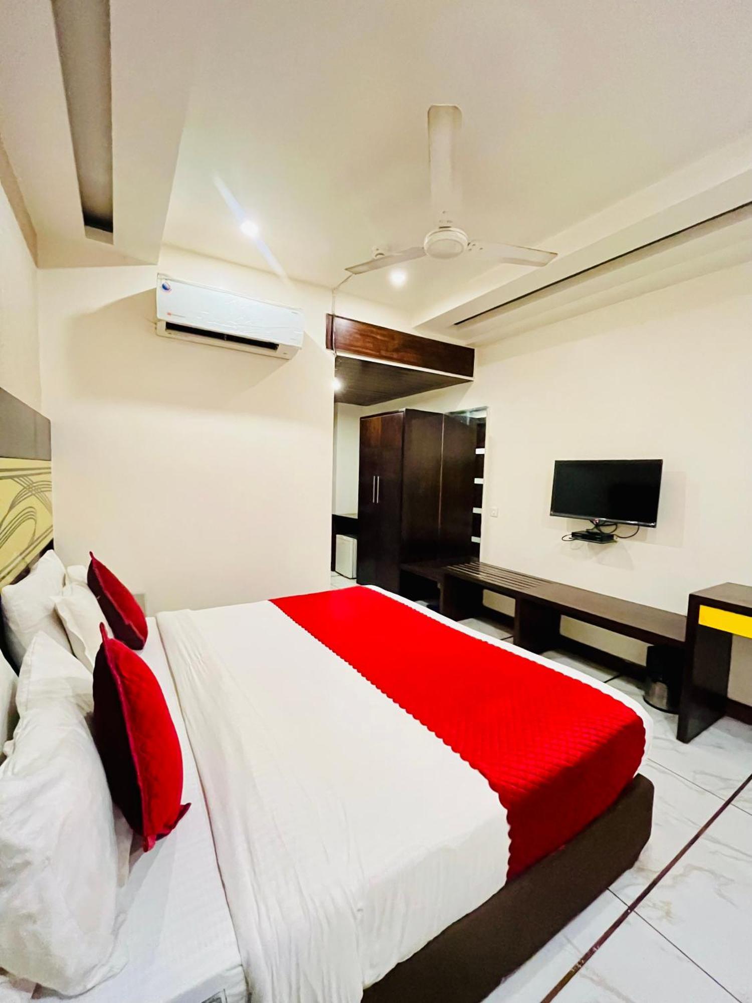 Frankstay -Le Unit By Worth New Delhi Exteriör bild