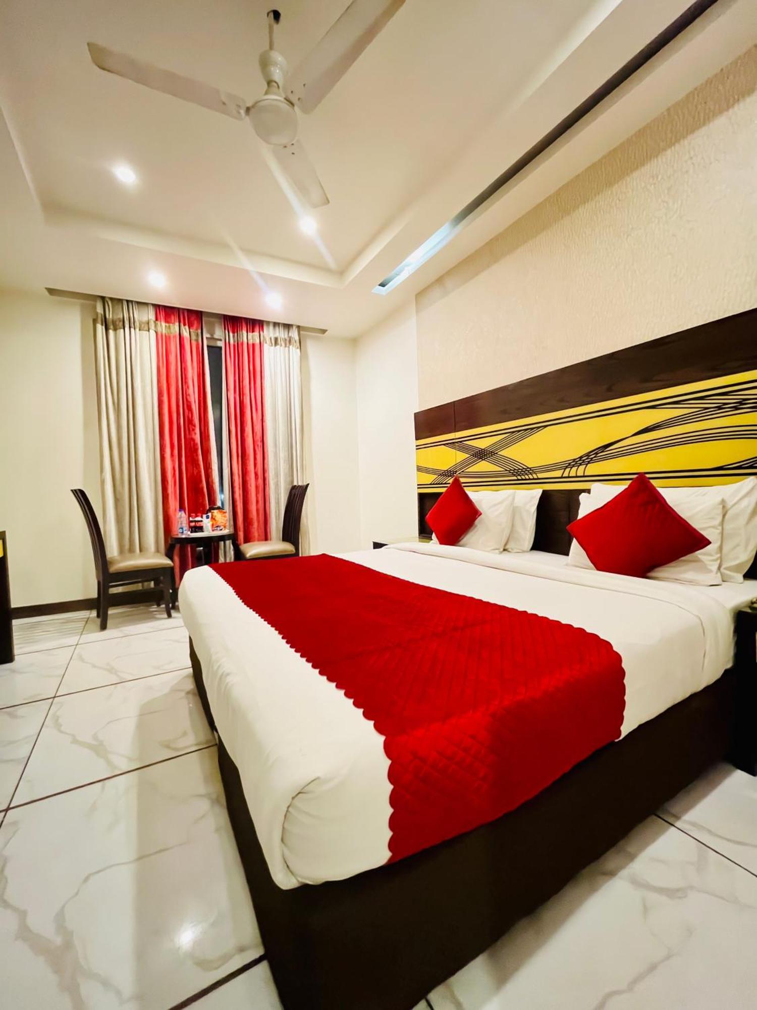 Frankstay -Le Unit By Worth New Delhi Exteriör bild