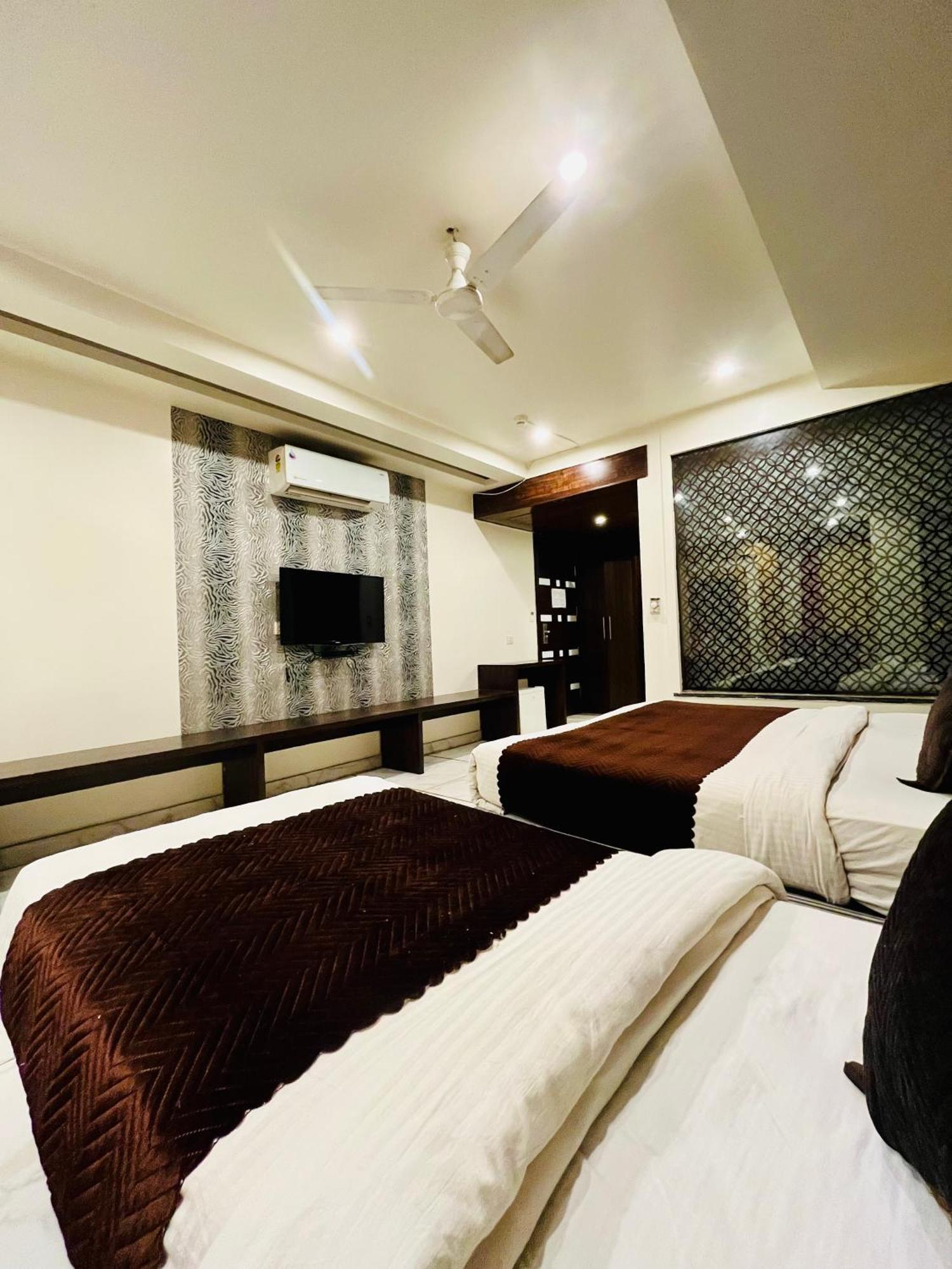 Frankstay -Le Unit By Worth New Delhi Exteriör bild