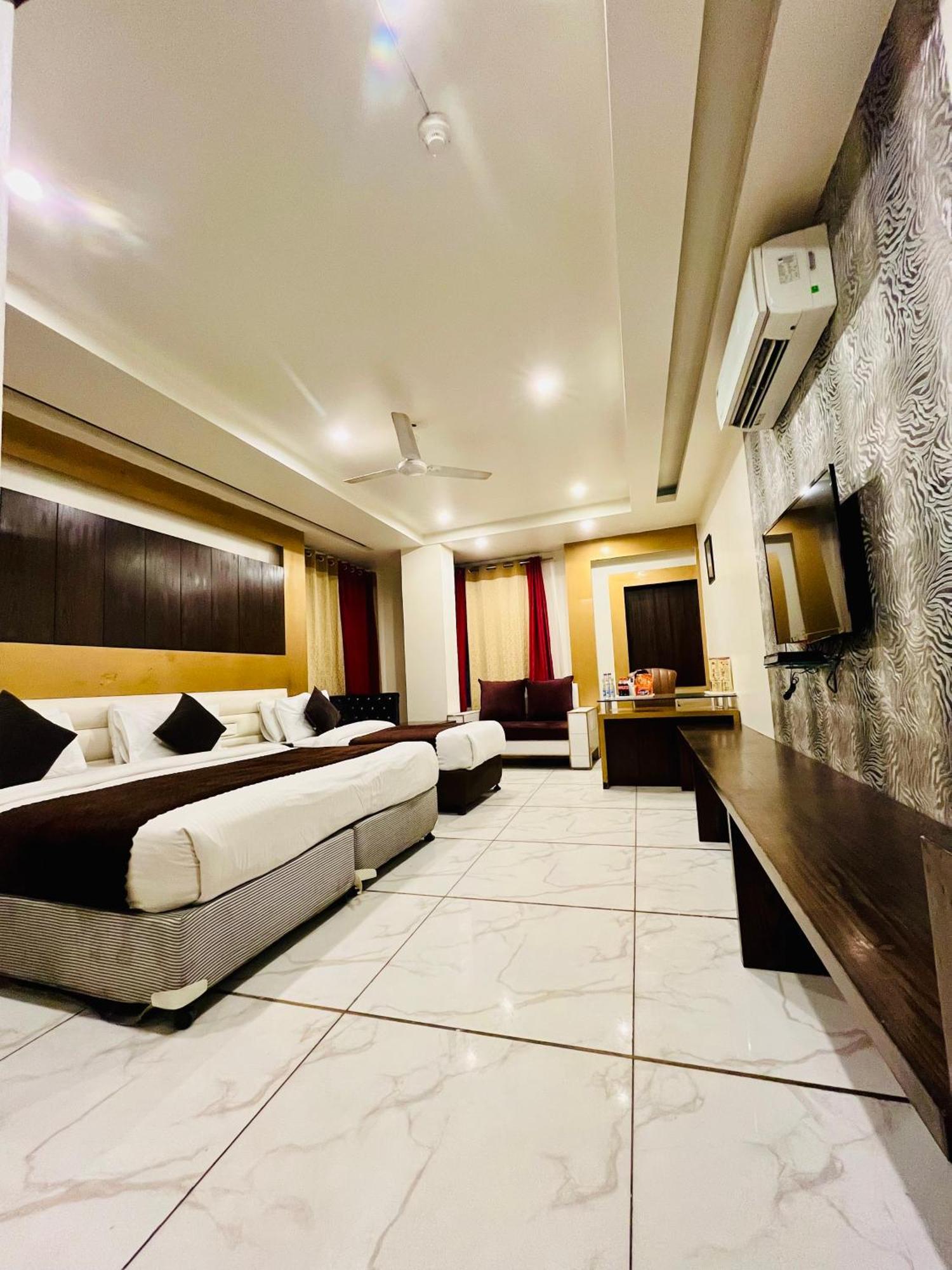 Frankstay -Le Unit By Worth New Delhi Exteriör bild