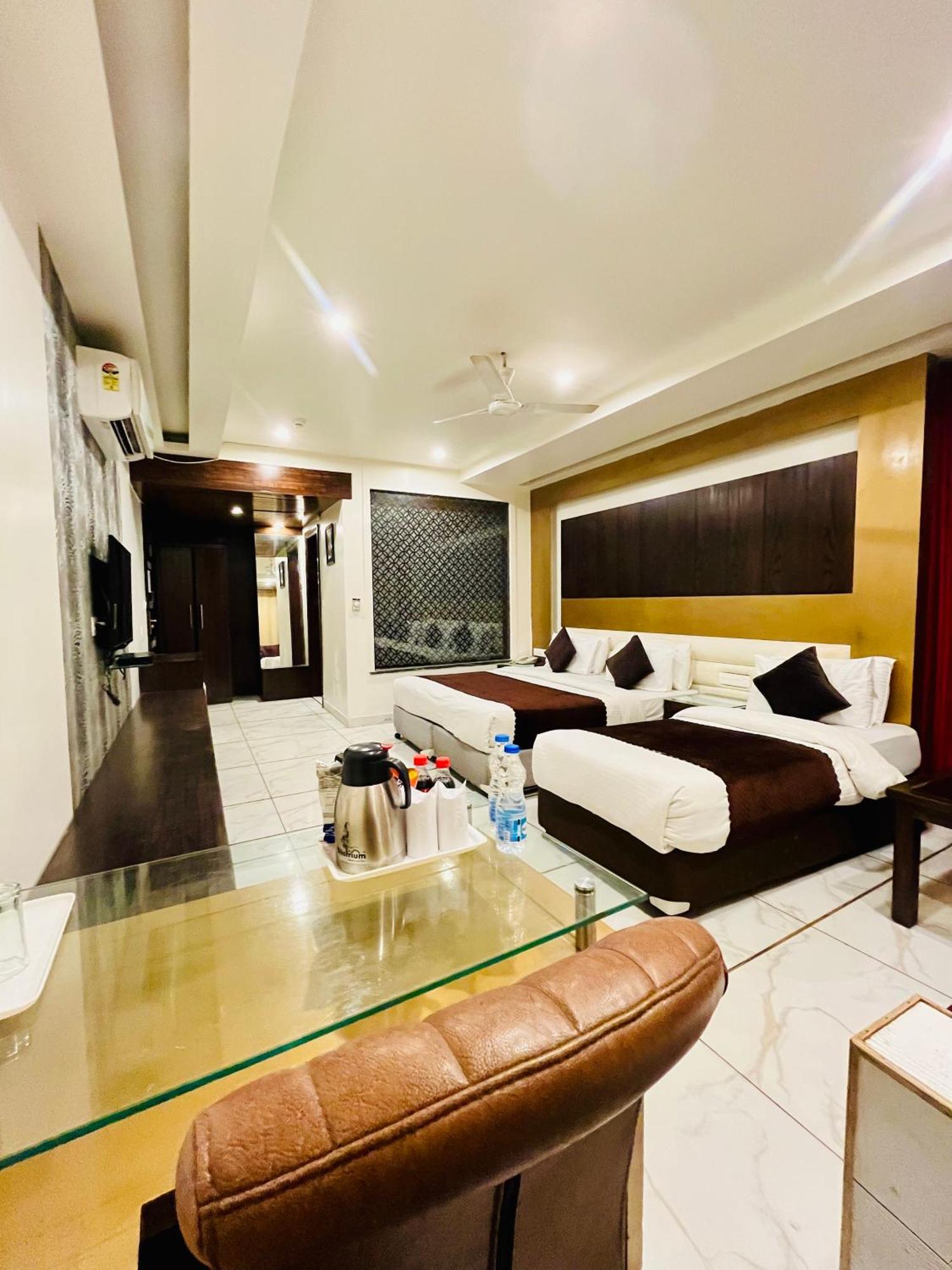 Frankstay -Le Unit By Worth New Delhi Exteriör bild