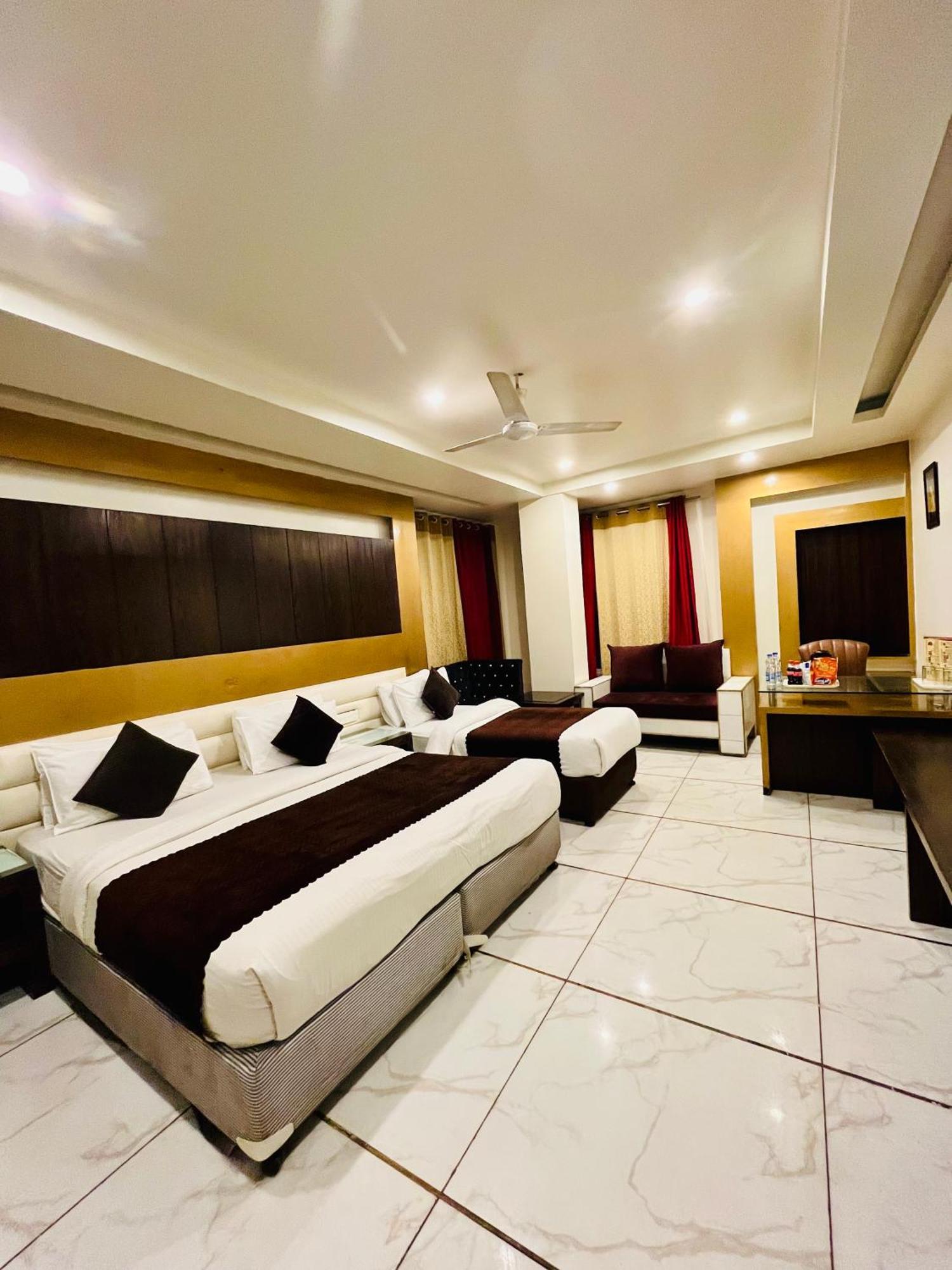 Frankstay -Le Unit By Worth New Delhi Exteriör bild